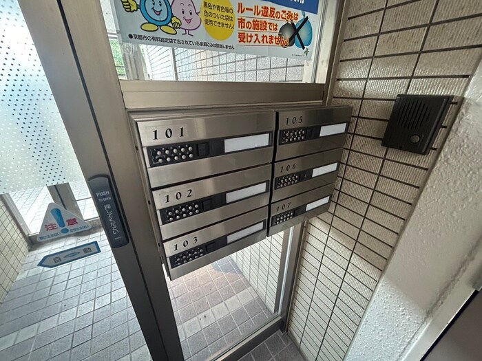 物件外観写真2　(エントランス部分)