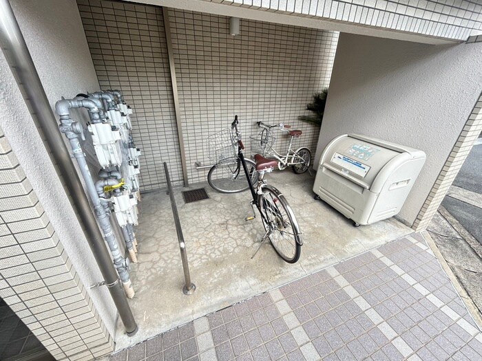 物件外観写真4　(駐輪場)