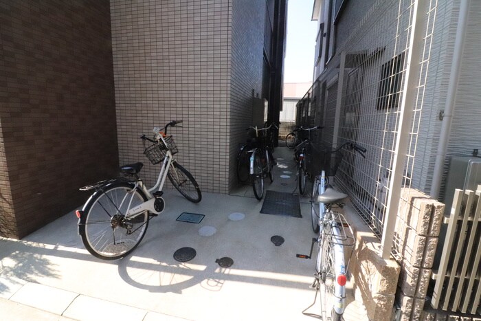 物件外観写真4　(駐輪場)