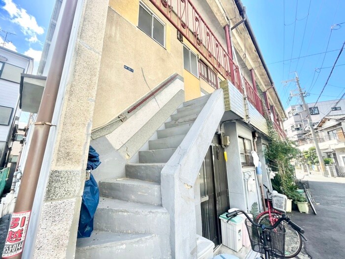 物件外観写真4　(エントランス部分)