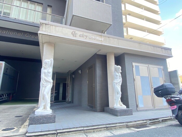 物件外観写真2　(エントランス部分)