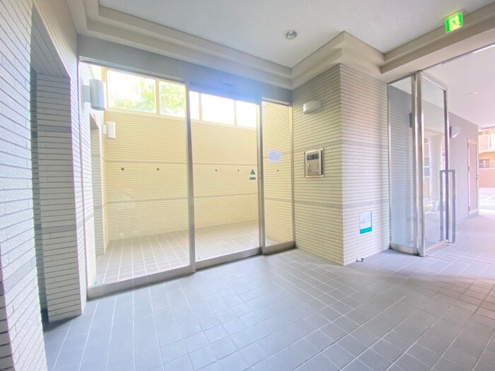 物件外観写真5　(エントランス部分)