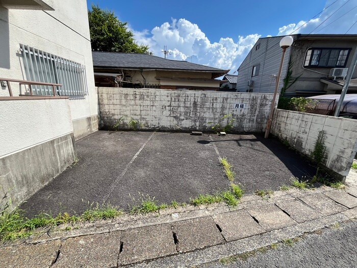 物件外観写真6　(駐車場)