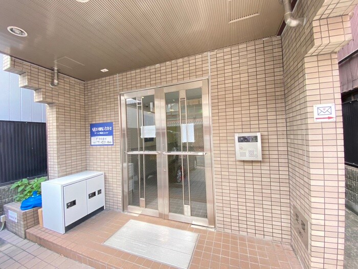 物件外観写真2　(エントランス部分)