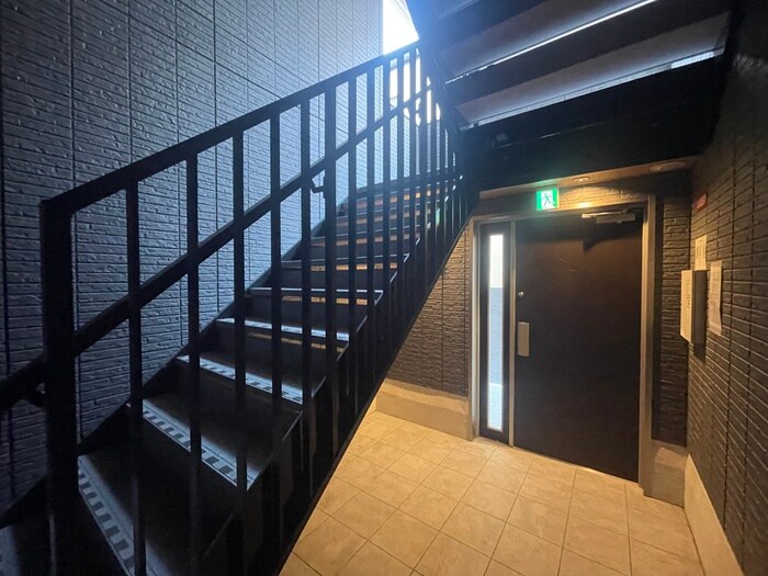 物件外観写真6　(エントランス部分)