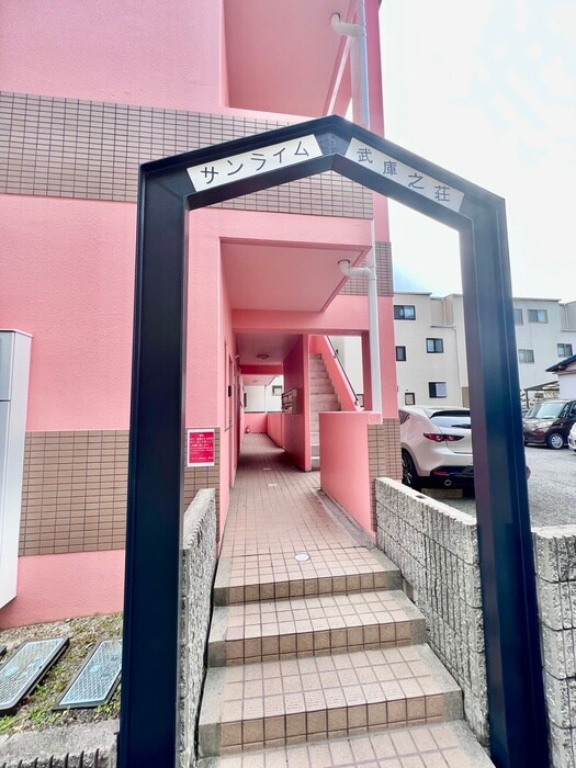 物件外観写真3　(エントランス部分)