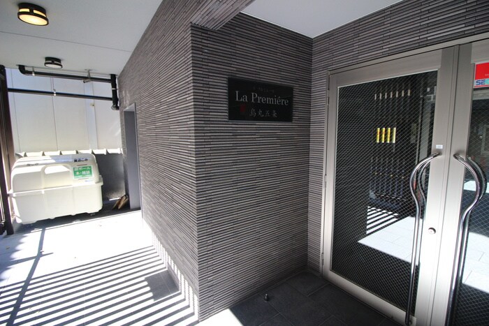 物件外観写真2　(エントランス部分)