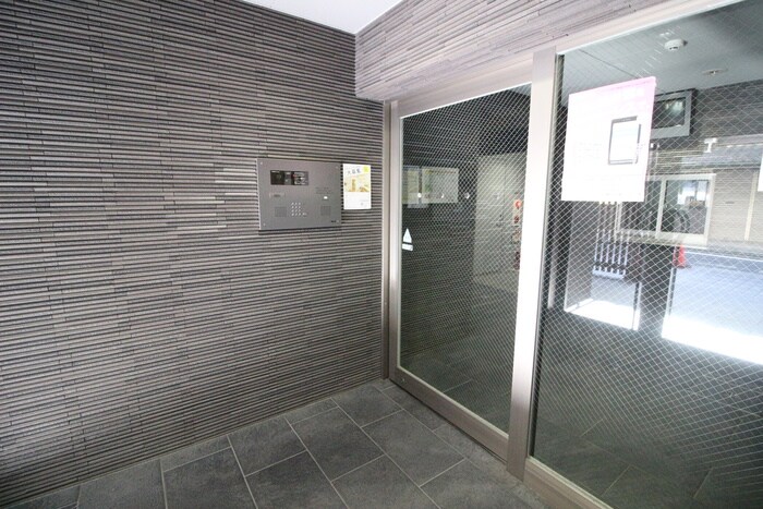 物件外観写真6　(エントランス部分)