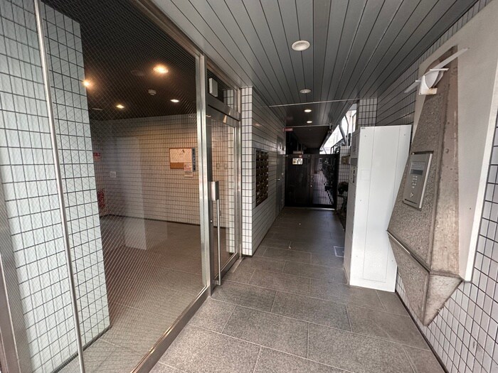 物件外観写真4　(エントランス部分)