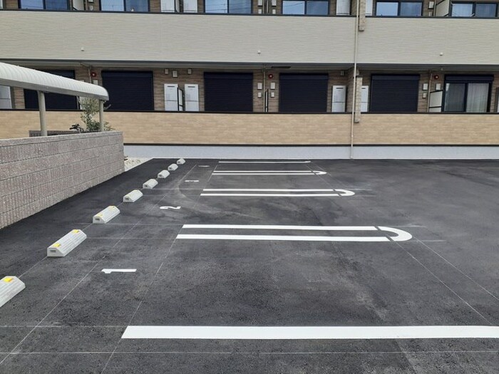 物件外観写真2　(駐車場)