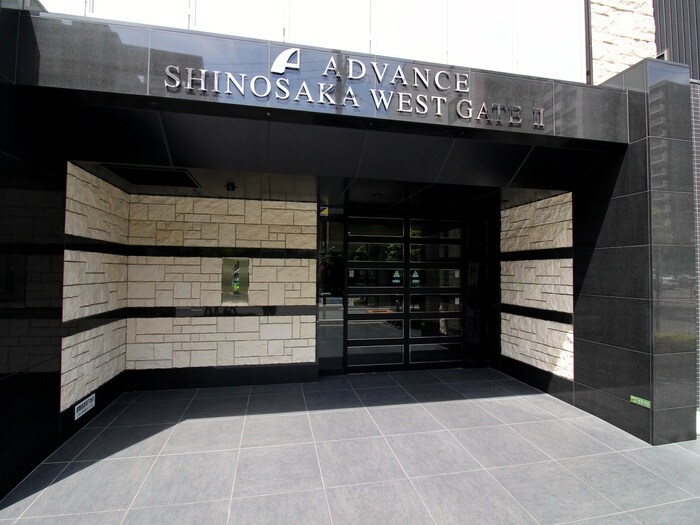 物件外観写真2　(エントランス部分)