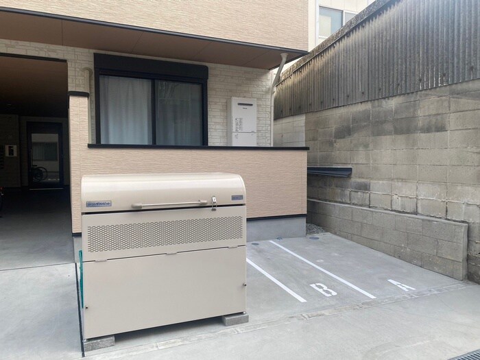 物件外観写真4　(バイク置き場)