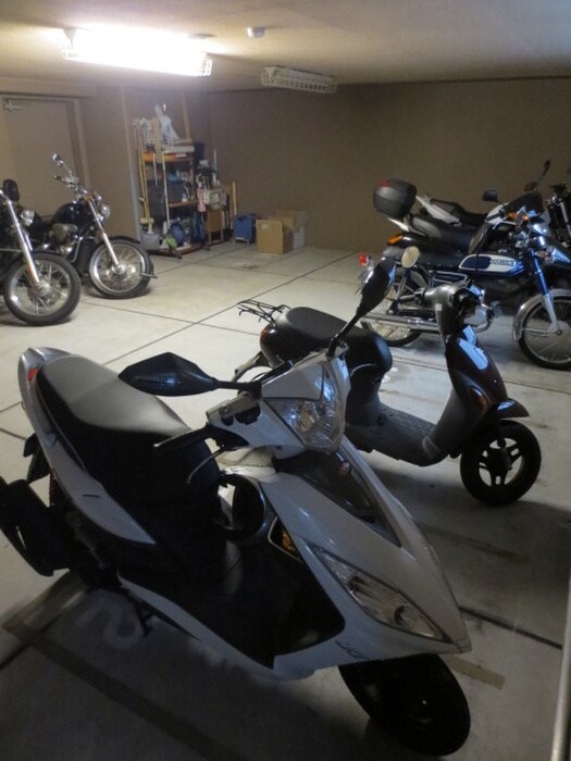 物件外観写真3　(バイク置き場)