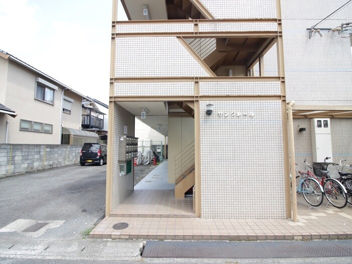 物件外観写真3　(エントランス部分)