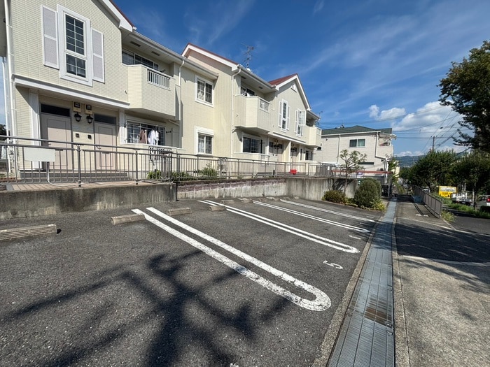 物件外観写真2　(駐車場)