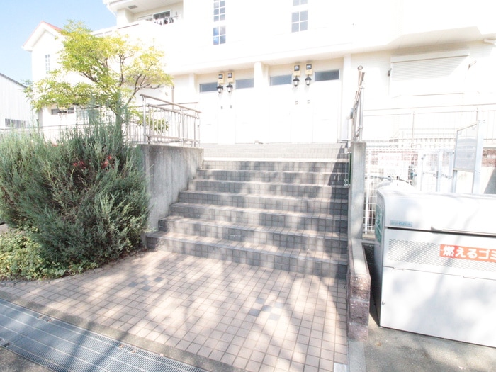 物件外観写真4　(エントランス部分)