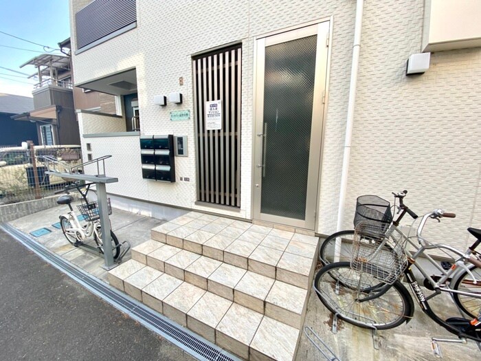 物件外観写真2　(エントランス部分)