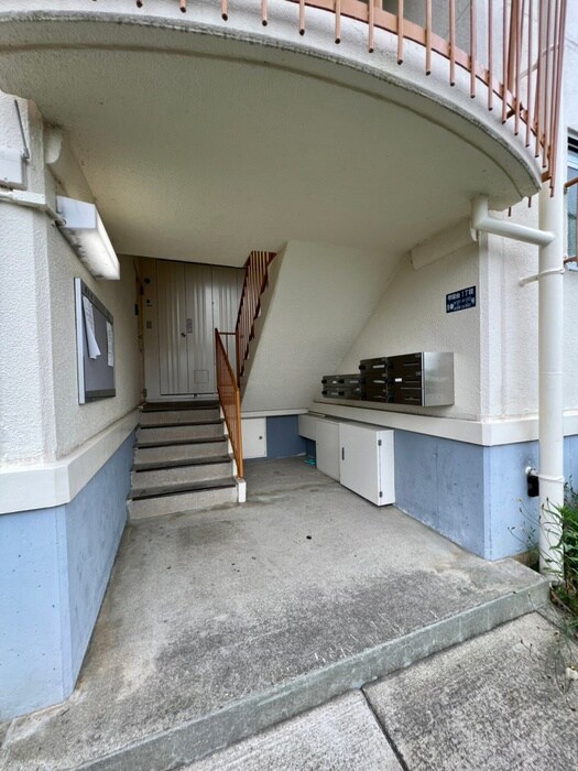 物件外観写真6　(エントランス部分)