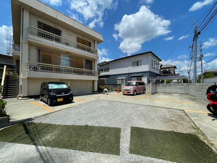 物件外観写真6　(駐車場)