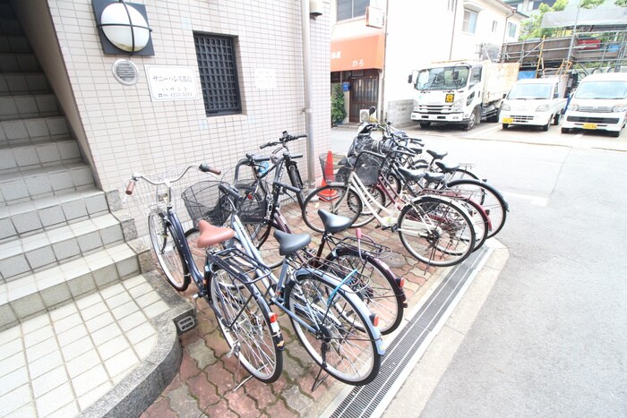 物件外観写真4　(駐輪場)
