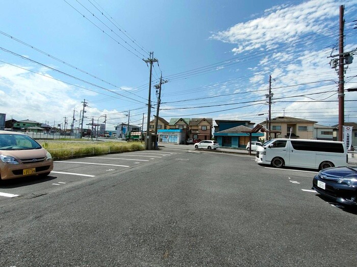 物件外観写真3　(駐車場)