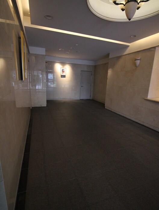 物件外観写真5　(エントランス部分)