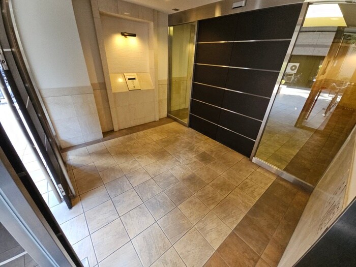 物件外観写真3　(エントランス部分)