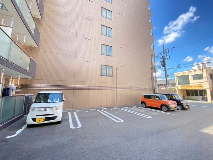 物件外観写真6　(駐車場)