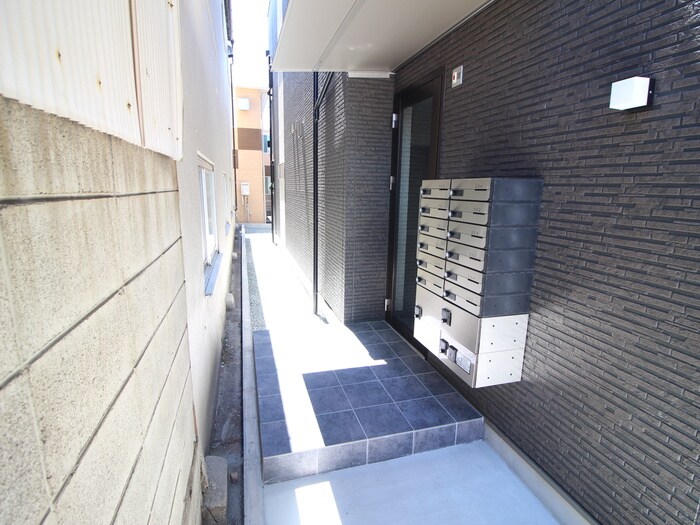 物件外観写真3　(エントランス部分)