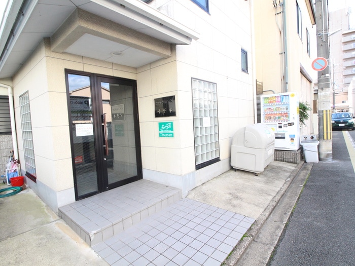 物件外観写真3　(エントランス部分)