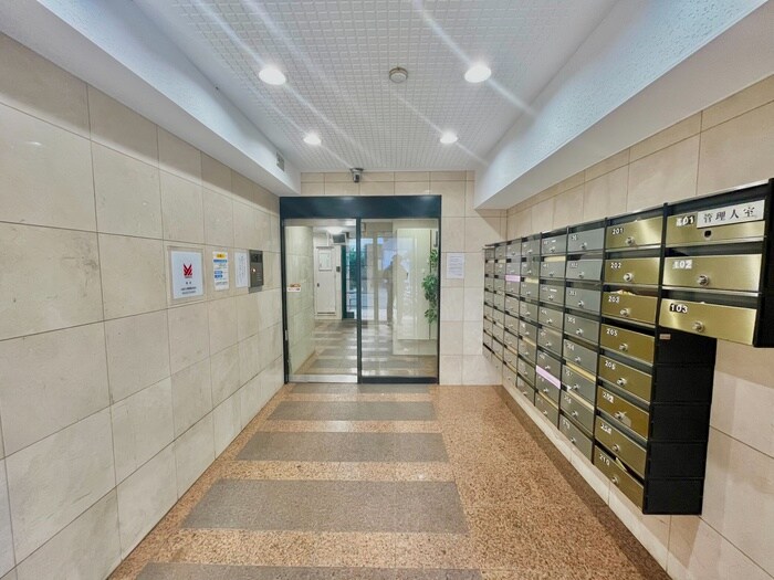 物件外観写真2　(エントランス部分)