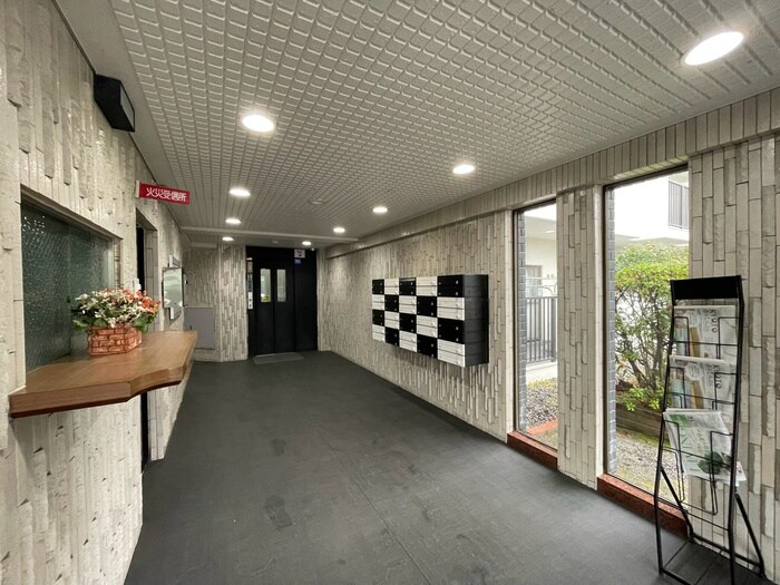 物件外観写真4　(エントランス部分)