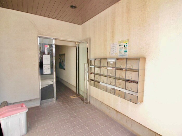 物件外観写真2　(エントランス部分)