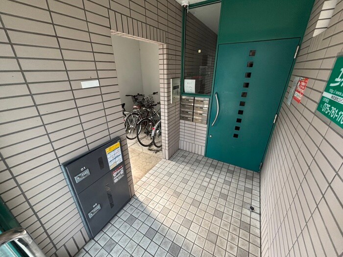物件外観写真4　(エントランス部分)