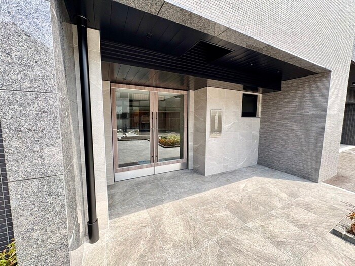 物件外観写真2　(エントランス部分)