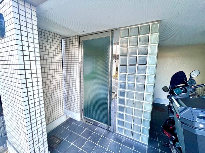 物件外観写真5　(エントランス部分)