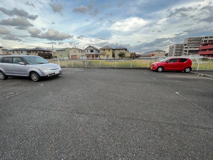 物件外観写真2　(駐車場)