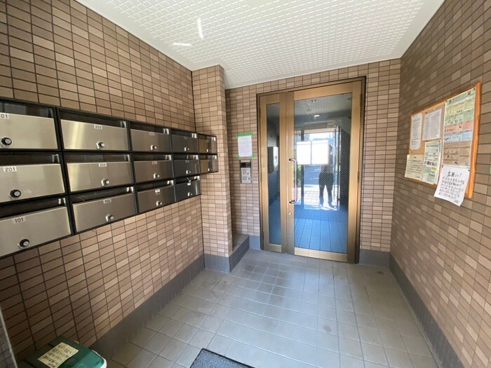 物件外観写真3　(エントランス部分)