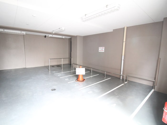 物件外観写真6　(バイク置き場)