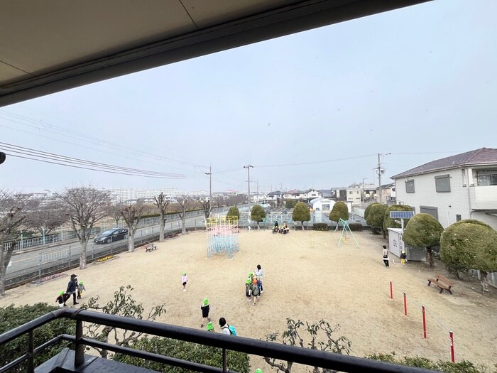 物件内観写真22　(室内からの展望)