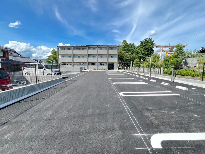 物件外観写真3　(駐車場)