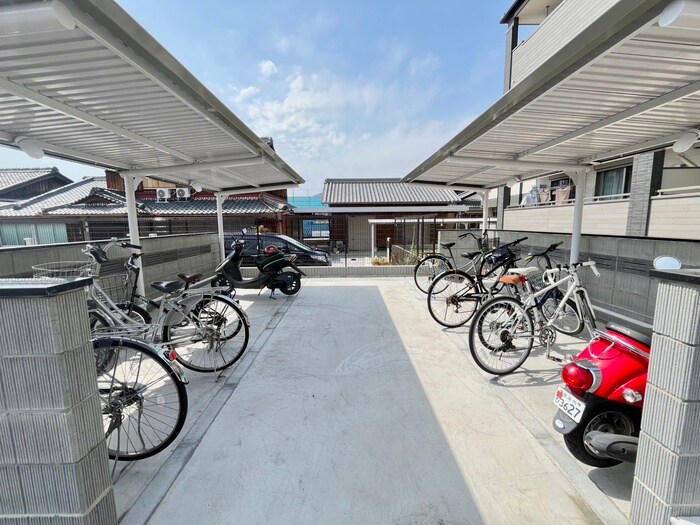 物件外観写真4　(駐輪場)