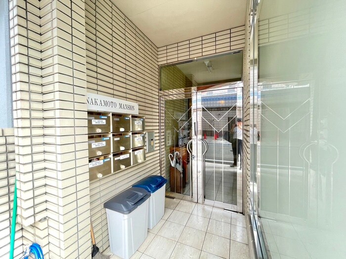 物件外観写真3　(エントランス部分)