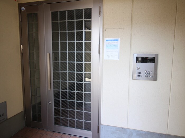 物件外観写真3　(エントランス部分)