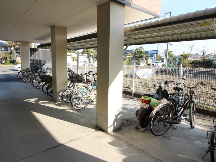 物件外観写真4　(駐輪場)