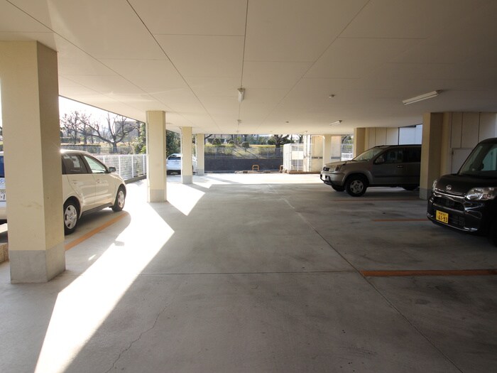 物件外観写真5　(駐車場)