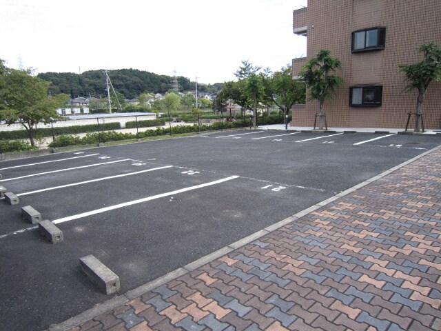 物件外観写真3　(駐車場)