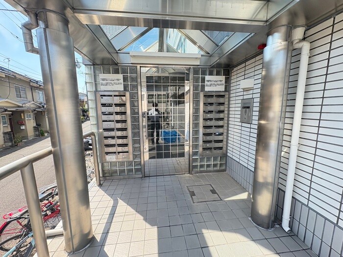 物件外観写真2　(エントランス部分)