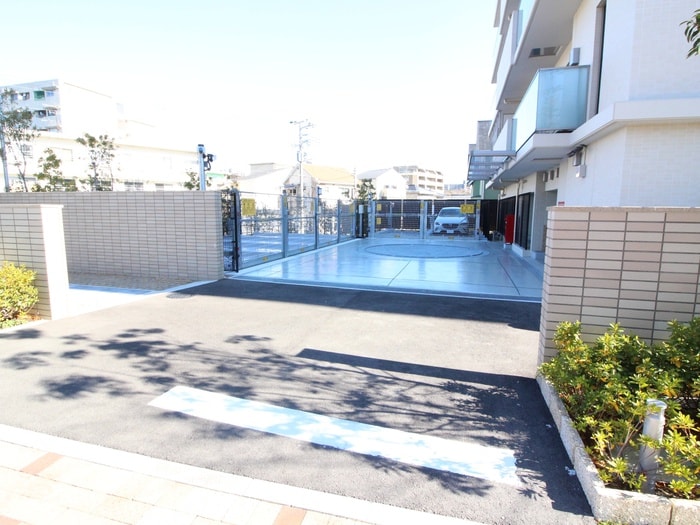 物件外観写真5　(駐車場)