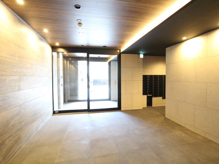 物件外観写真3　(エントランス部分)